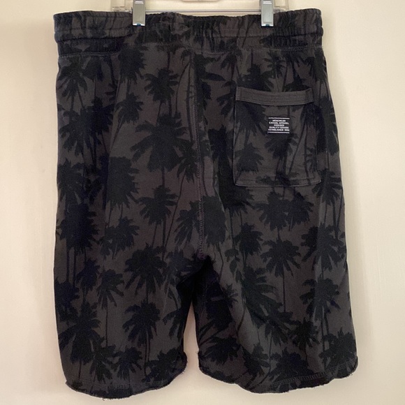 Menswear. H&M LOGG. Summertime comfortable printed shorts. - Picture 5 of 7